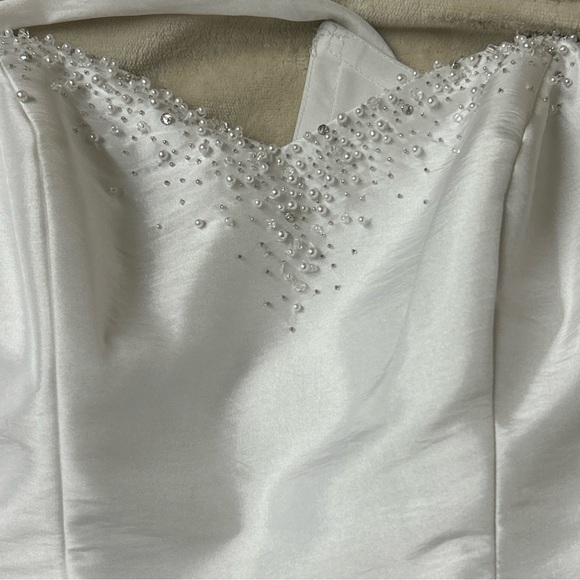 David's Bridal Classic White Gown - Picture 4 of 5